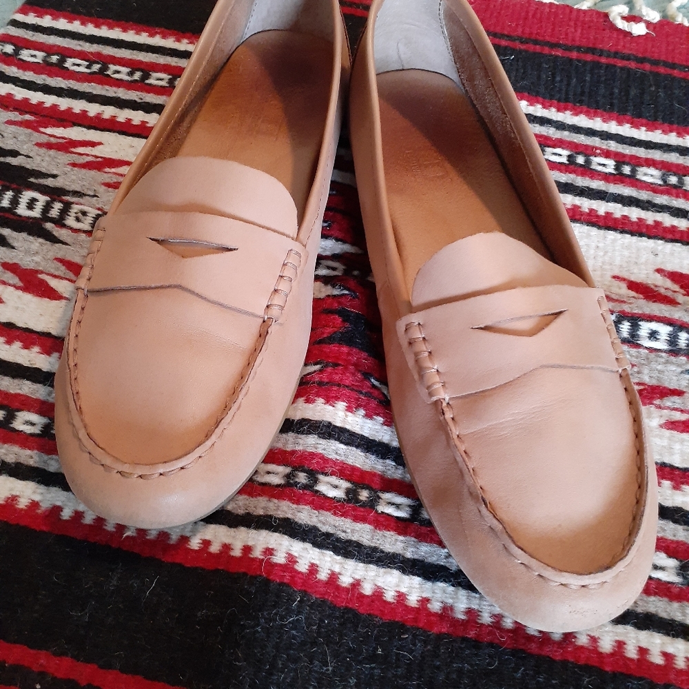Born Tan loafers/ driving mocks. Leather. 🛩🌏PRICE reduction